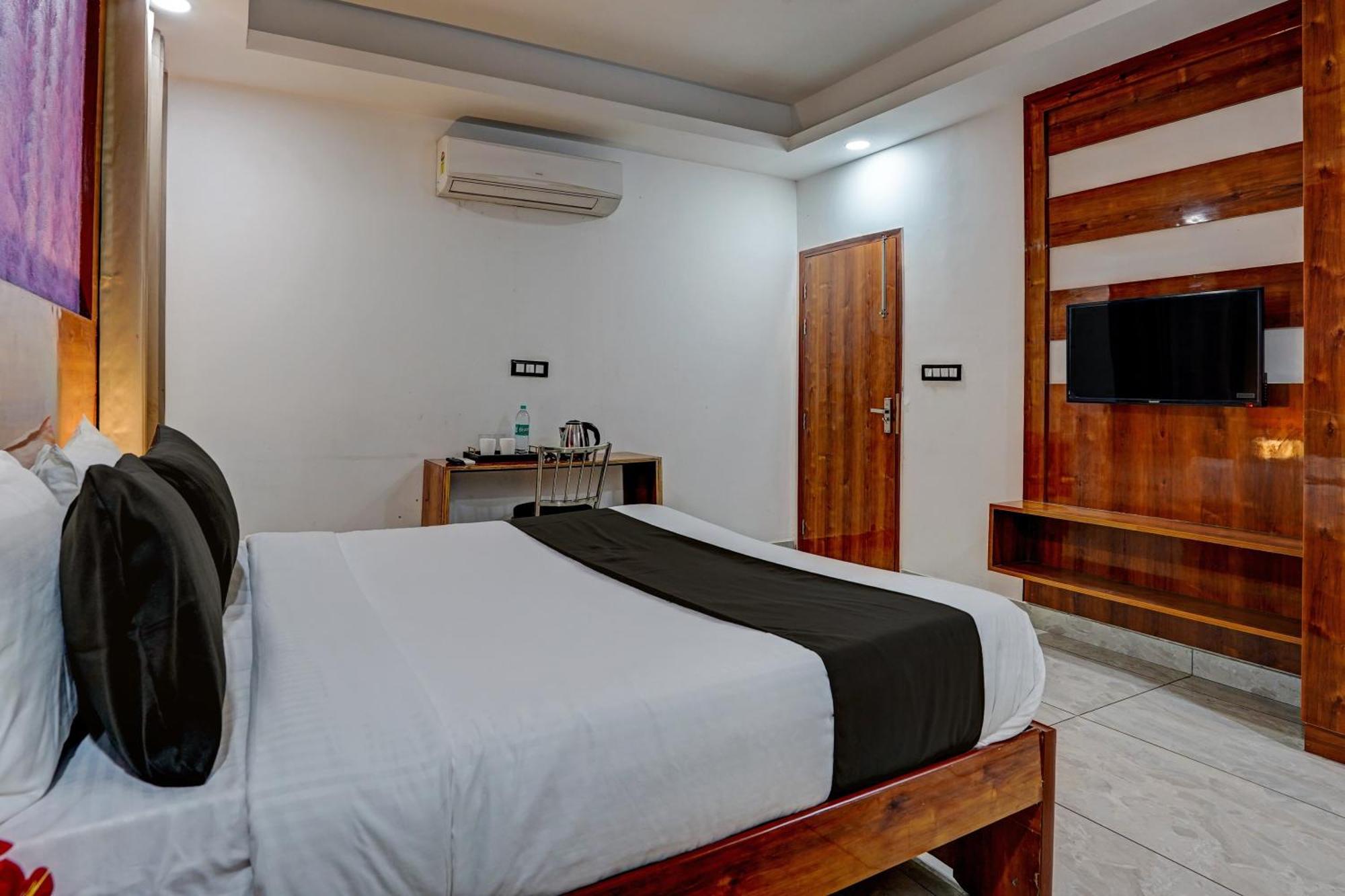 Hotel Hight Krone A Family Hotel Near Igi Airport Delhi Ню Делхи Екстериор снимка